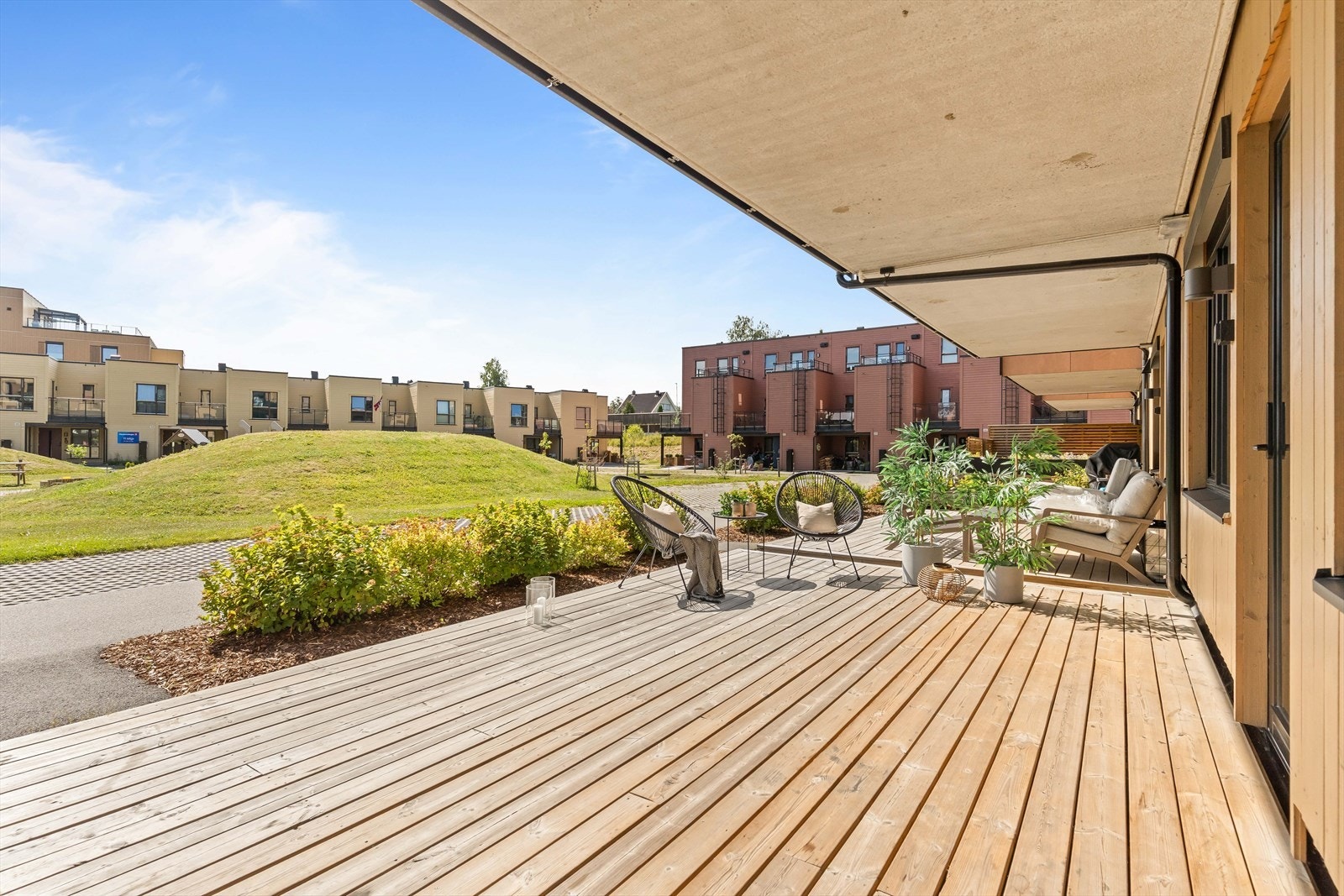 Uteplassen er et virkelig høydepunkt! Her får du en stor og solrik terrasse med rikelig plass til både loungemøbler, spisegruppe og grønne innslag. Galleribilde