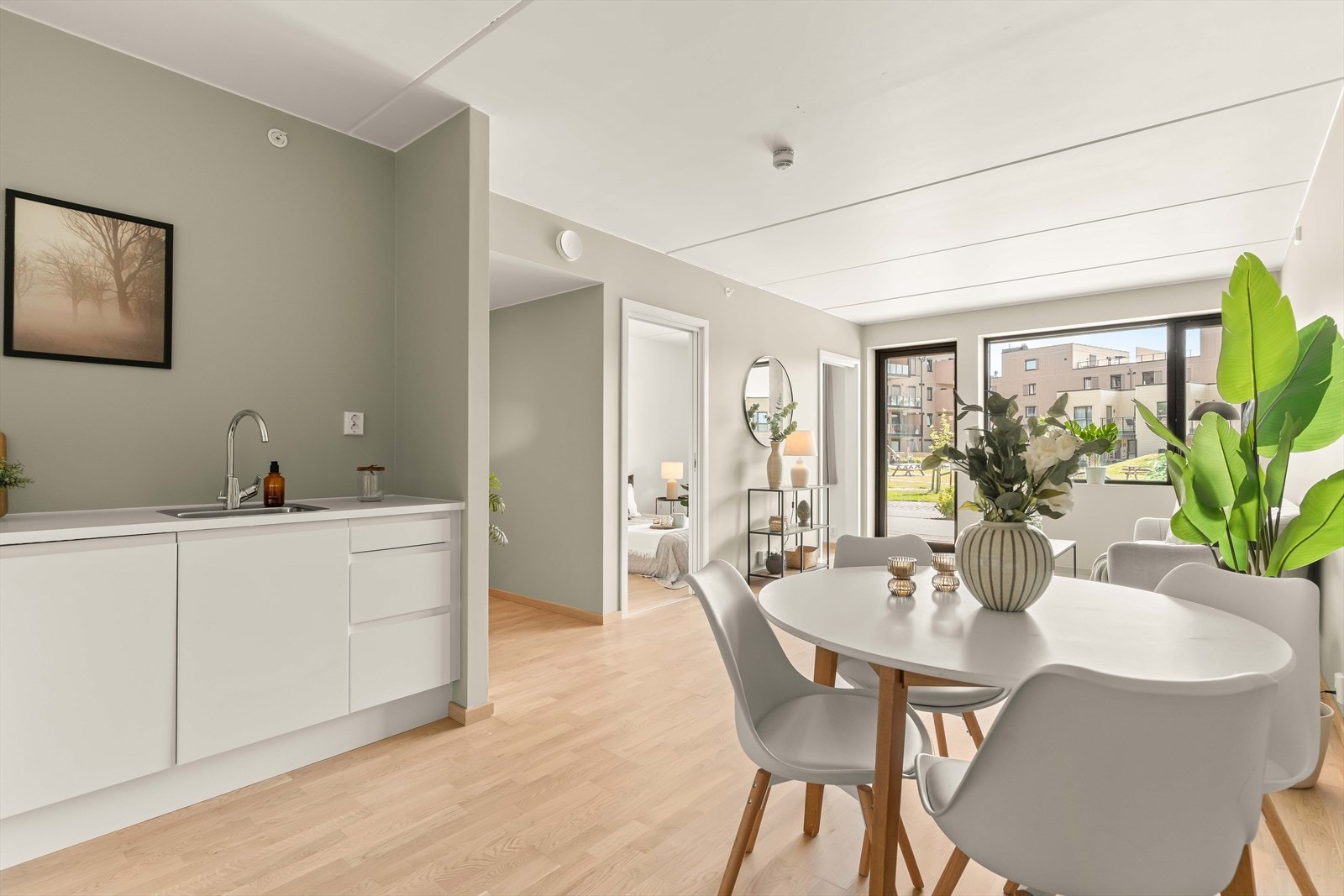 Spiseplassen har fått en naturlig plassering mellom kjøkken og stue, med god plass til hyggelige middager rundt bordet. Et lyst og sosialt rom som inviterer til lange måltider. Galleribilde