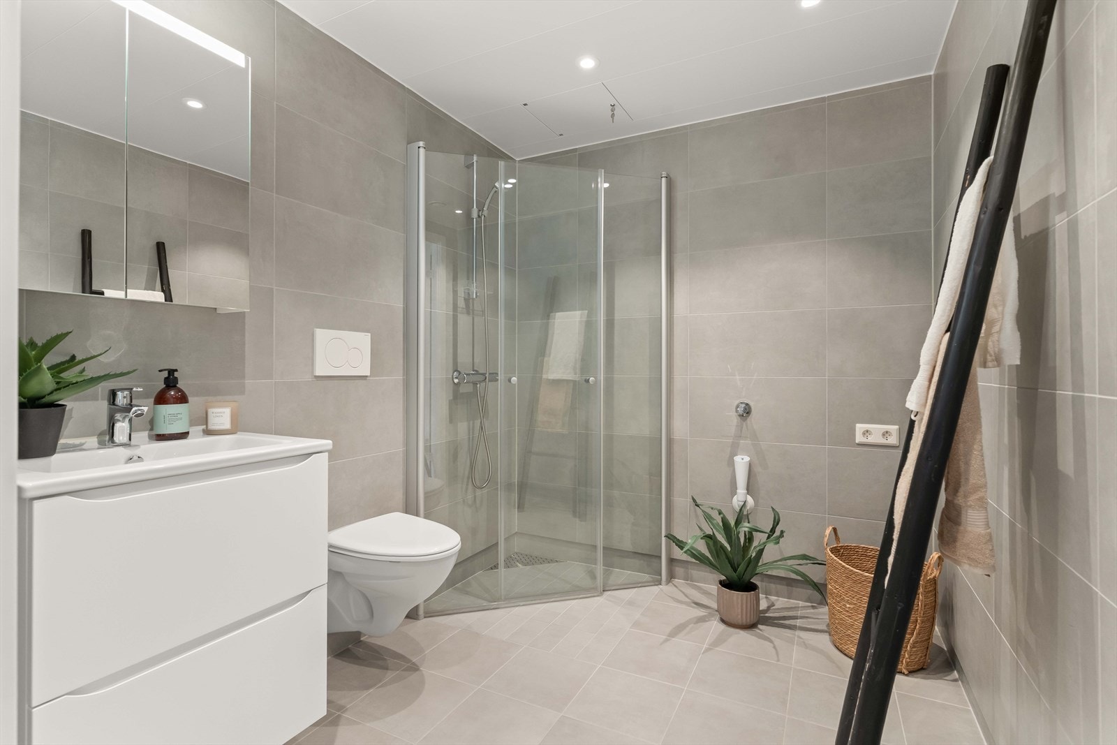 Badet fremstår moderne og lekkert med tidsrikt uttrykk, romslig dusjsone og stilren innredning. Her får du en behagelig start på dagen i delikate omgivelser. Galleribilde