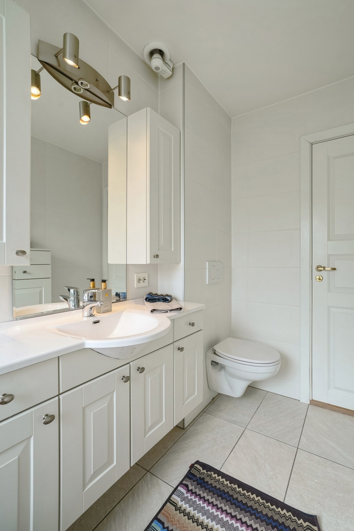Badet er utstyrt med stor servantinnredning fra Sigdal, vegghengt toalett og badekar. Galleribilde