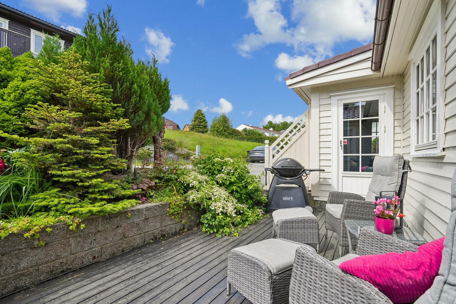 På boligens sydside har man en terrasseplatting på ca. 18 kvm - Galleribilde