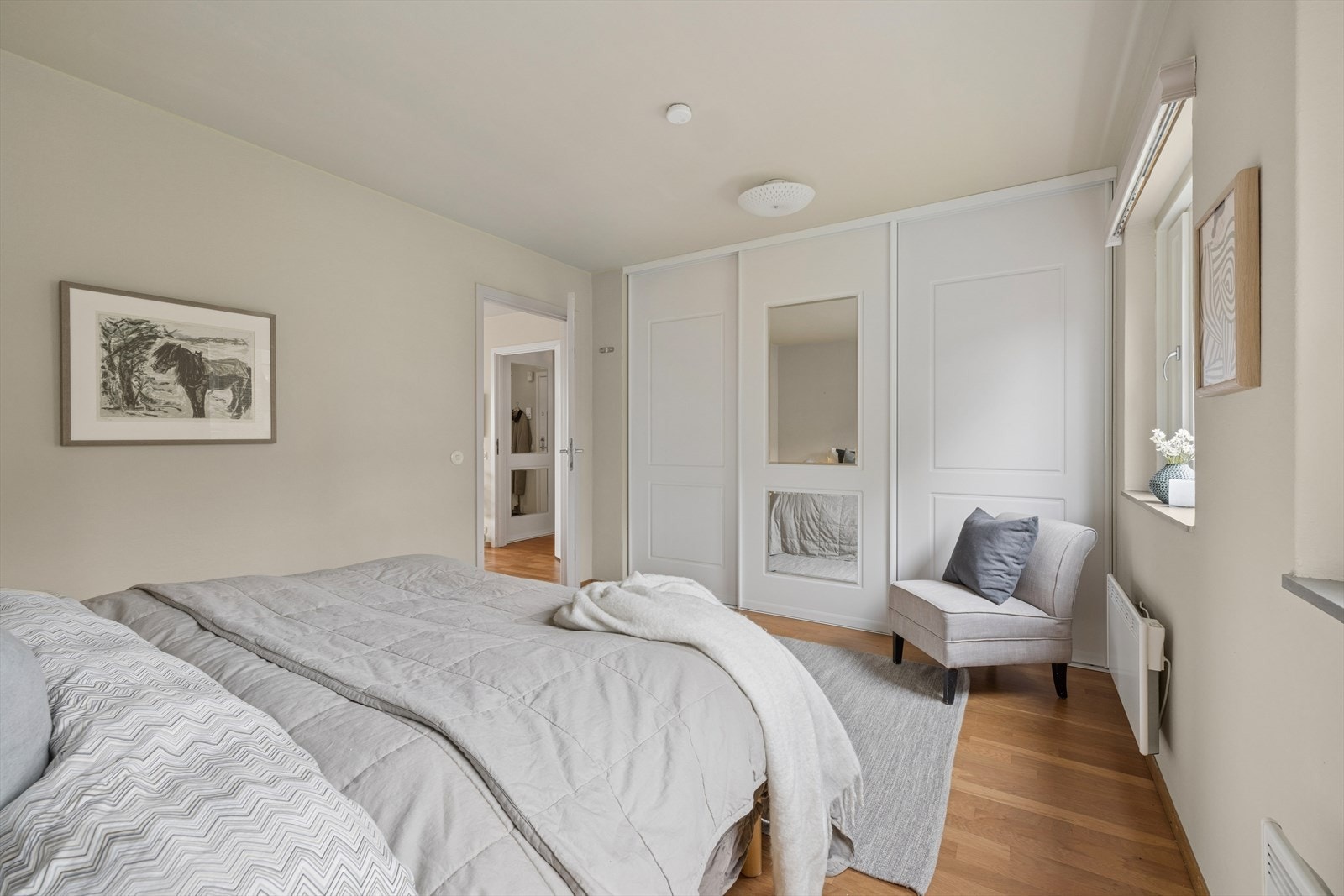 Stor skyvedørsgarderobe på soverom Galleribilde