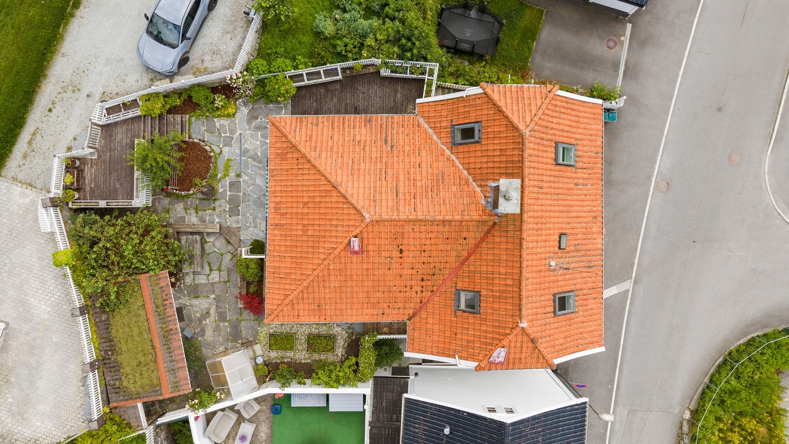 Tomten er svært godt utnyttet og opparbeidet med fokus på både funksjonalitet, enkelt vedlikehold og hyggelige oppholdssoner Galleribilde
