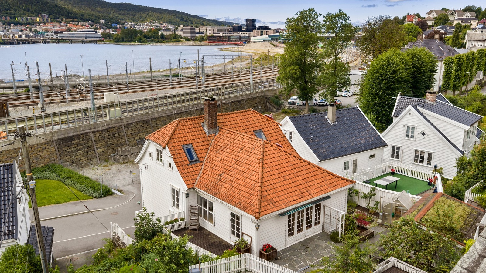 Her får du en sentrumsnær enebolig med utleiedel og en praktfull hage | Det må påregnes oppgradering og modernisering av boligen Galleribilde