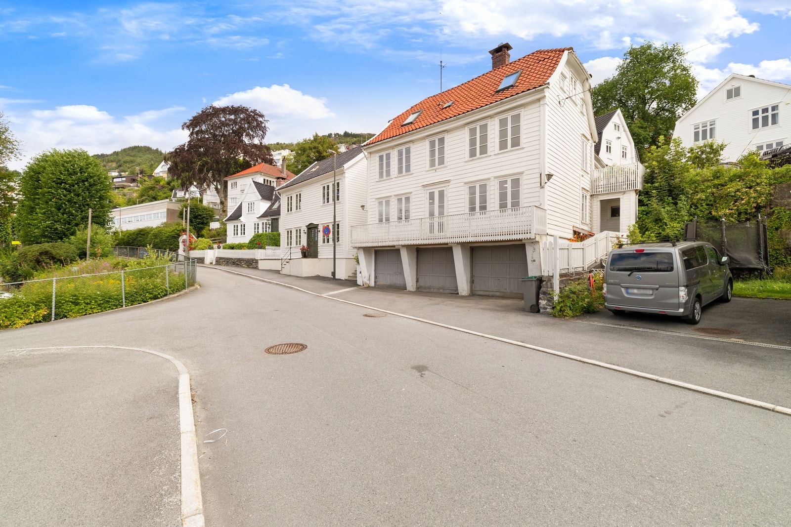 Underetasjen var opprinnelig butikklokalet, men bruks nå som garasjer og bod (ikke byggemeldt og godkjent som garasje) Galleribilde