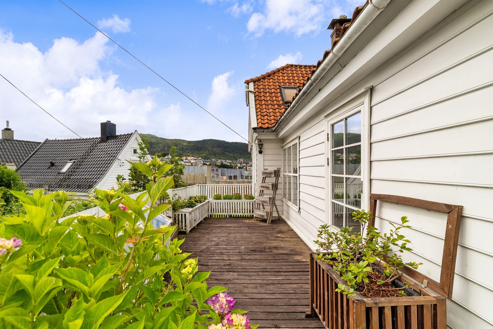 Fra hagen er det direkte overgang til en terrasse på ca. 14 m² Galleribilde