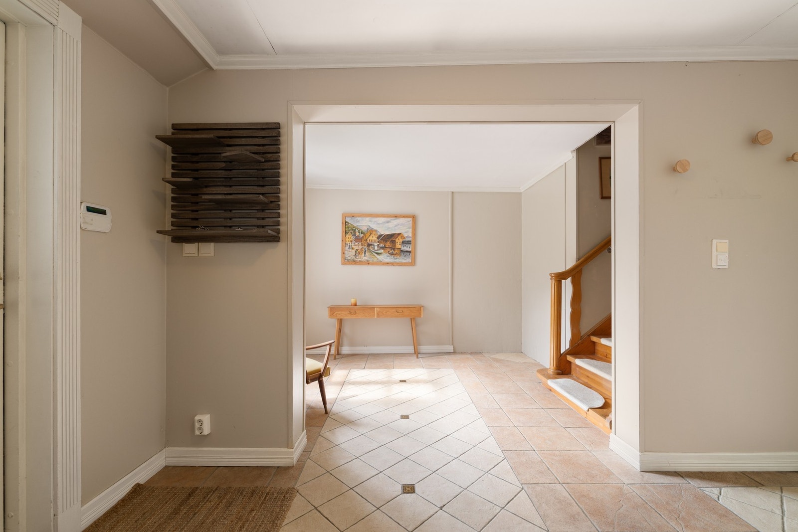 Velkommen inn | Stor og luftig hall på 17 m² med fliselagt gulv, varmekabler og vegger malt i varme og tidsriktige farger Galleribilde