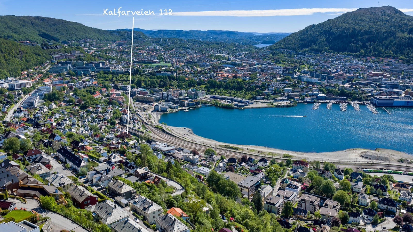 Like nedenfor eiendommen ligger Store Lungegårdsvannet med populære gang- og sykkelstier, grønne friområder og gode muligheter for både trening og avslapning. Galleribilde