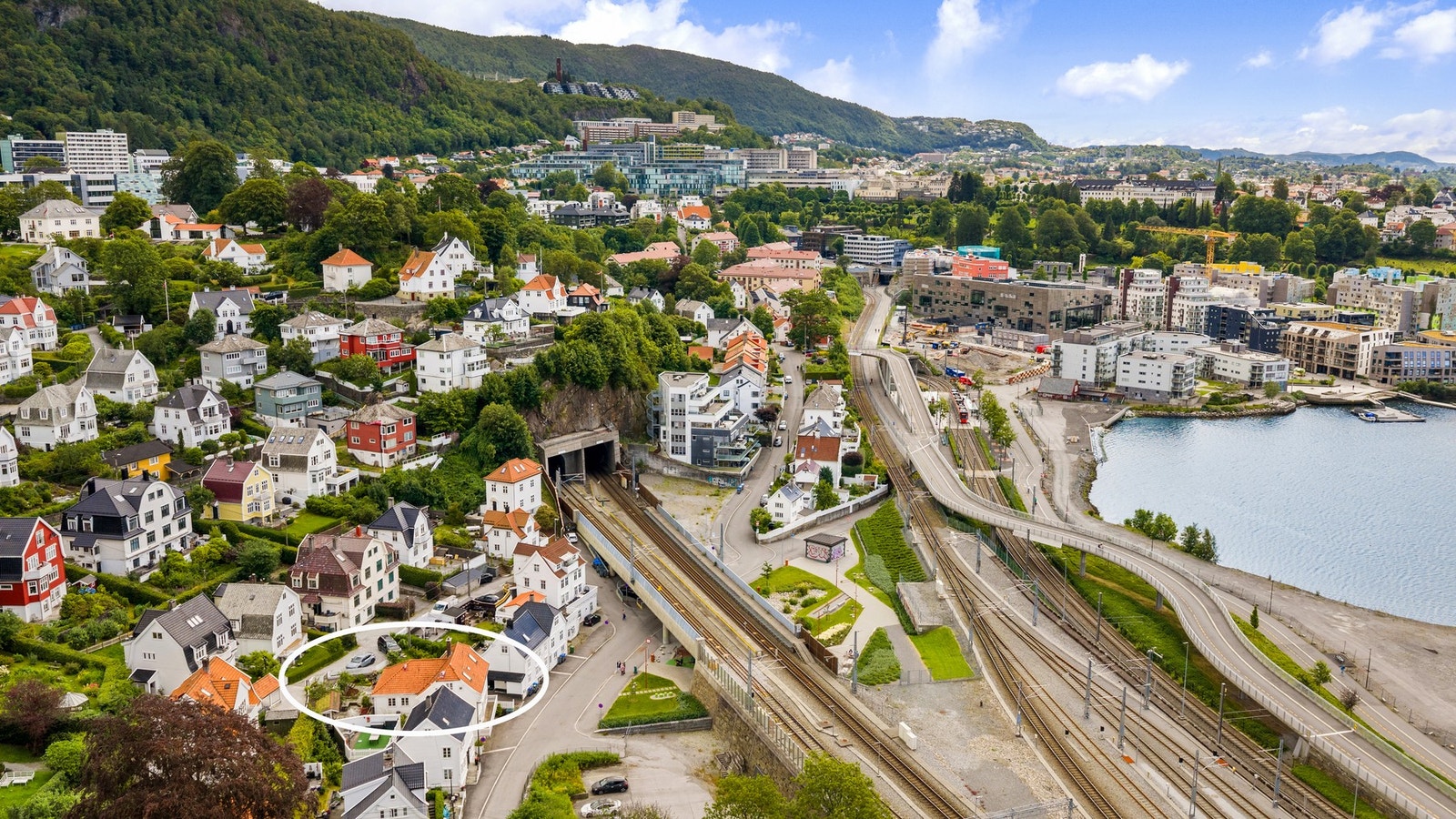 Eiendommen har en sentral beliggenhet i et attraktivt boligområde Galleribilde