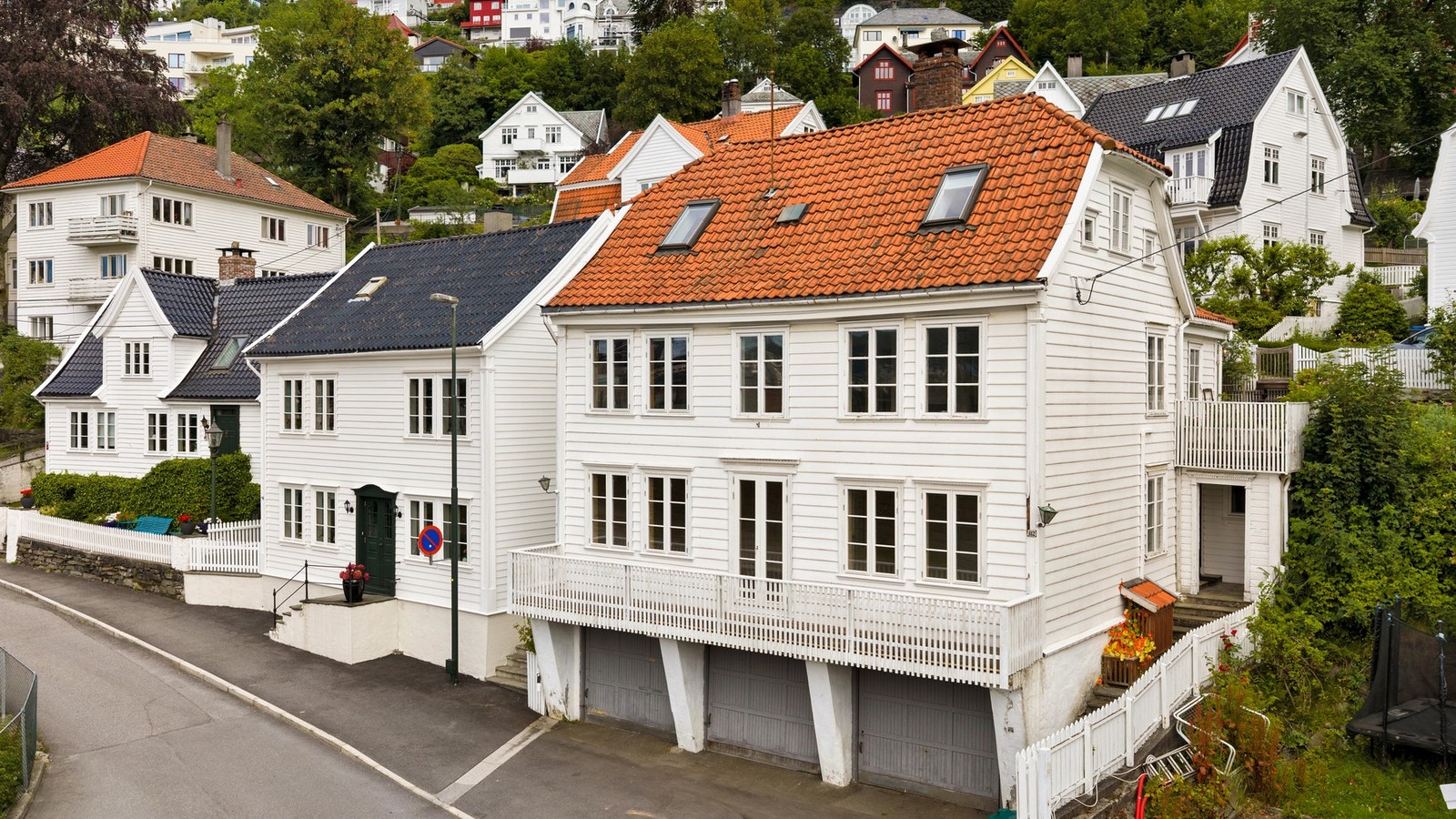 Hovedboligen har inngang på sørsiden av huset Galleribilde