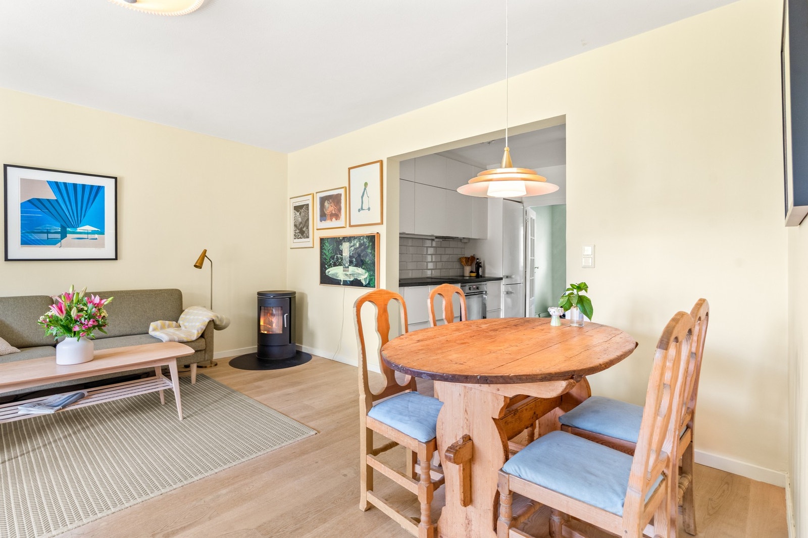 Boligen har parkett på gulvene, vegg- og himlingsflatene er slette og malte. Galleribilde