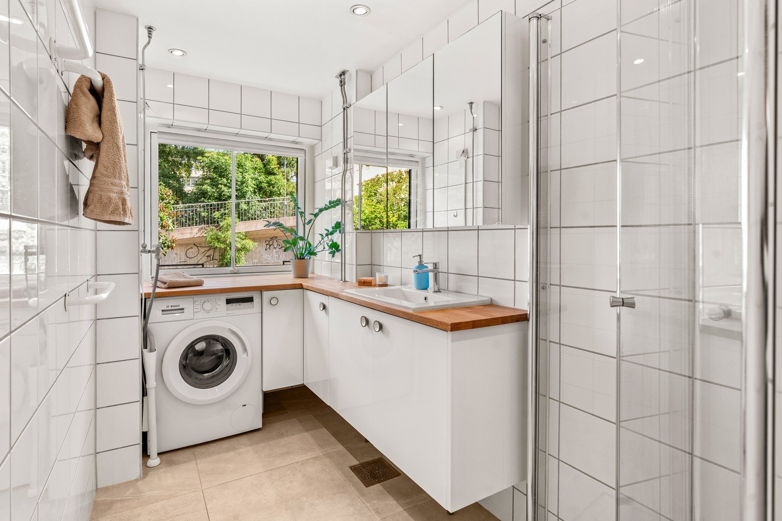 Badet har eget vindu og romslig skapinnredning. Borettslaget har renoverte sluk, soil og vannrør. Galleribilde