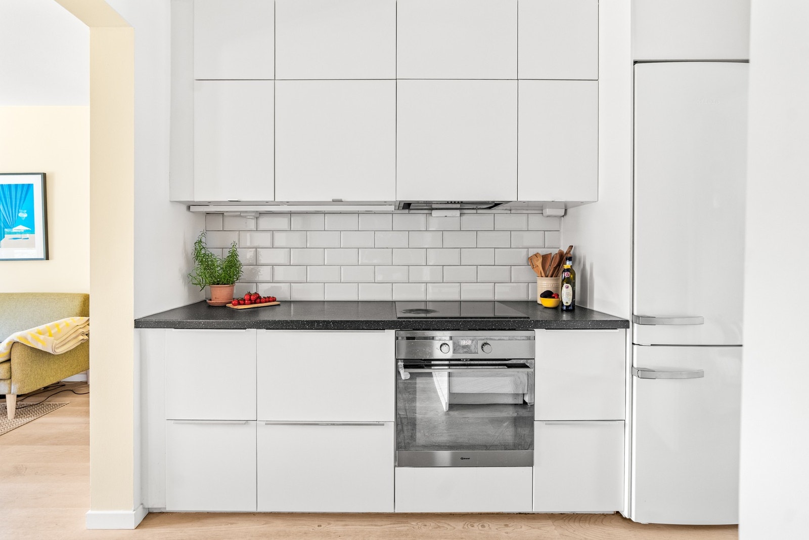 Hvitevarer består av stekeovn fra Gram, induksjonstopp fra IKEA, oppvaskmaskin fra Bosch, kombiskap og kullfiltervifte. I tillegg er kjøkkenet utstyrt med vannstoppsystem og komfyrvakt. Galleribilde