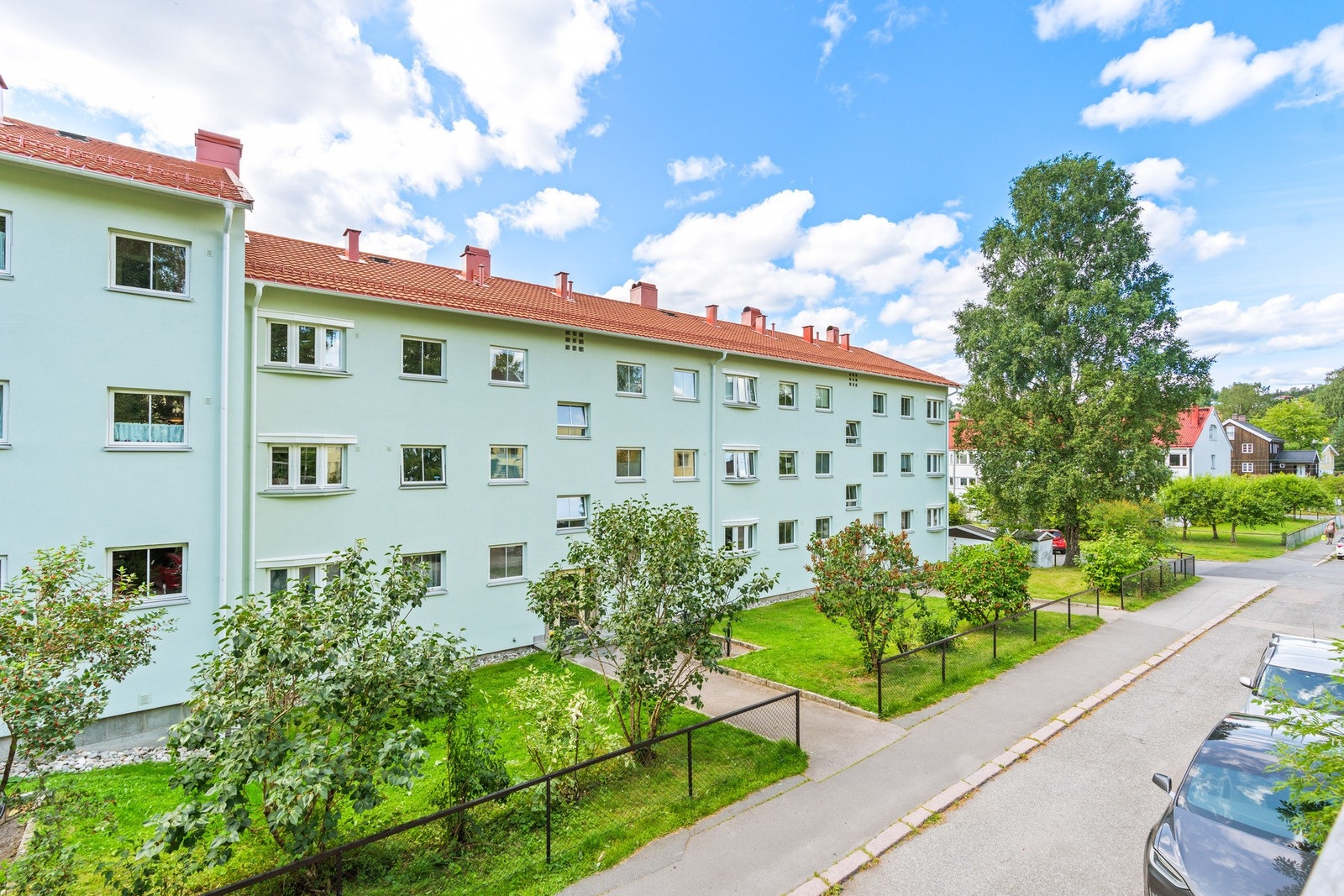 Borettslaget har gjennomført omfattende rehabilitering i 2024/25 m/omtekking av tak, utbedring av fasade, skifte av alle vinduer/dører, etablert ventilasjonsventiler. Galleribilde