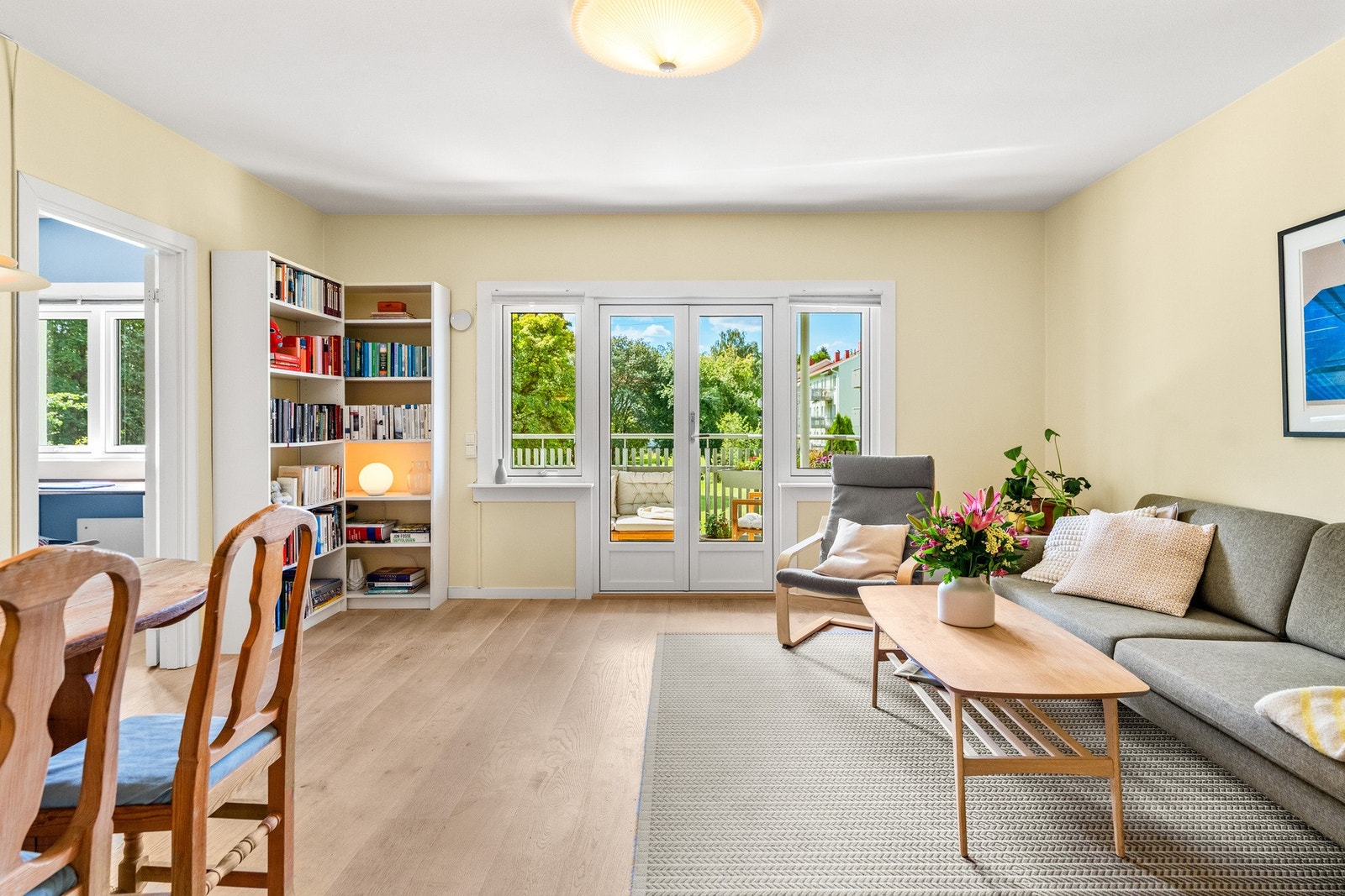 Boligen ligger i høy 1.etasje og består av entré/kjøkken, stue med peisovn og utgang til balkong, 2 soverom, flislagt bad/wc (2006) + god bodplass i kjeller og på loft. Galleribilde