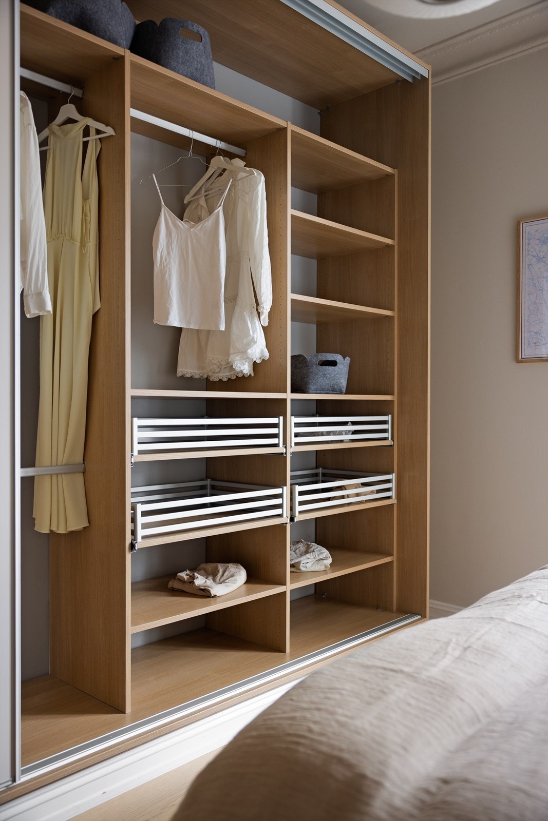 Det er rikelig med oppbevaringsplass i stor skyvedørsgarderobe som er praktisk innredet med hyller og skuffer. Galleribilde