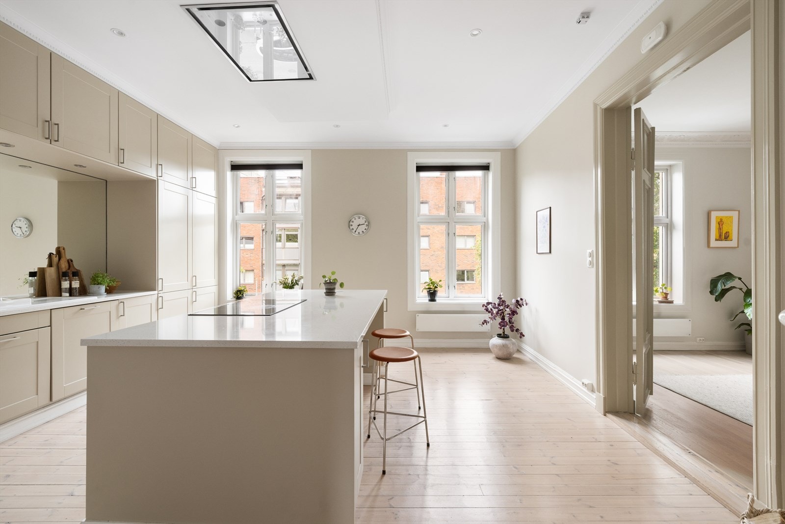 Kjøkkenet er fra HTH, og ble oppgradert både i 2016 og i 2024. Kjøkkenet har lakkerte profilerte fronter, Silestone benkeplate og pop up stikk i benkeplate. Galleribilde