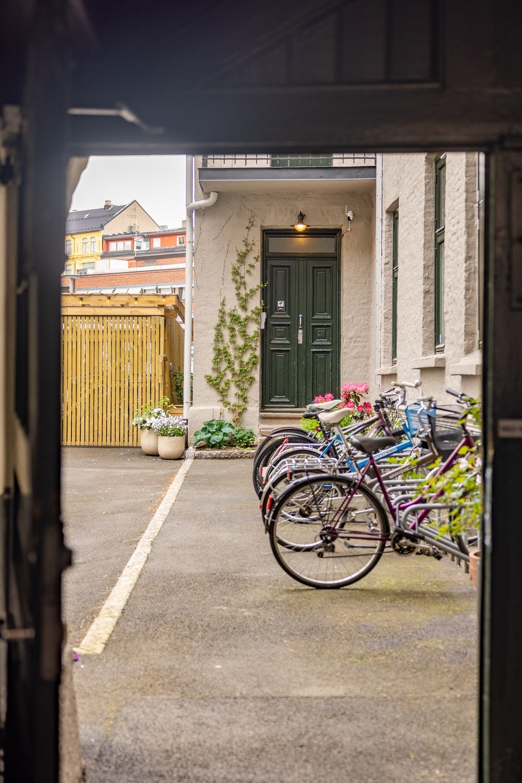Asfaltert bakgård med sykkelparkering. Sameiet leier ut 4 parkeringsplasser i bakgården. Ta kontakt for mer informasjon. Galleribilde