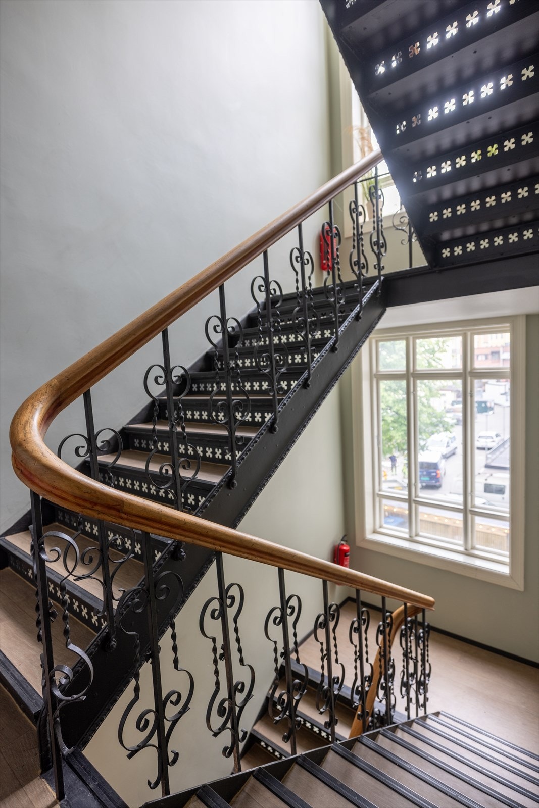 Velholdt og klassisk trappeoppgang. Galleribilde