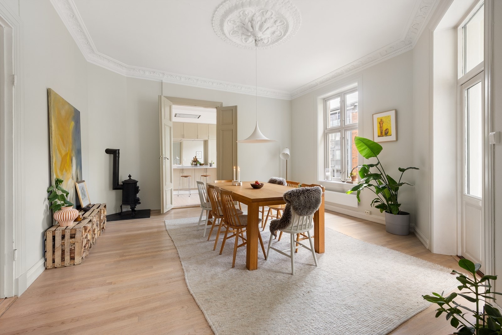 Rommene er malt i en lys og behagelig fargetone, med hvitmalte vinduskarmer, stukkatur og himling som skaper en fin kontrast. Galleribilde