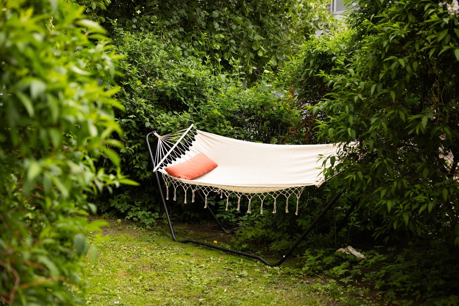 En tilbaketrukket krok for avslapning i sameiets felleshage. Galleribilde