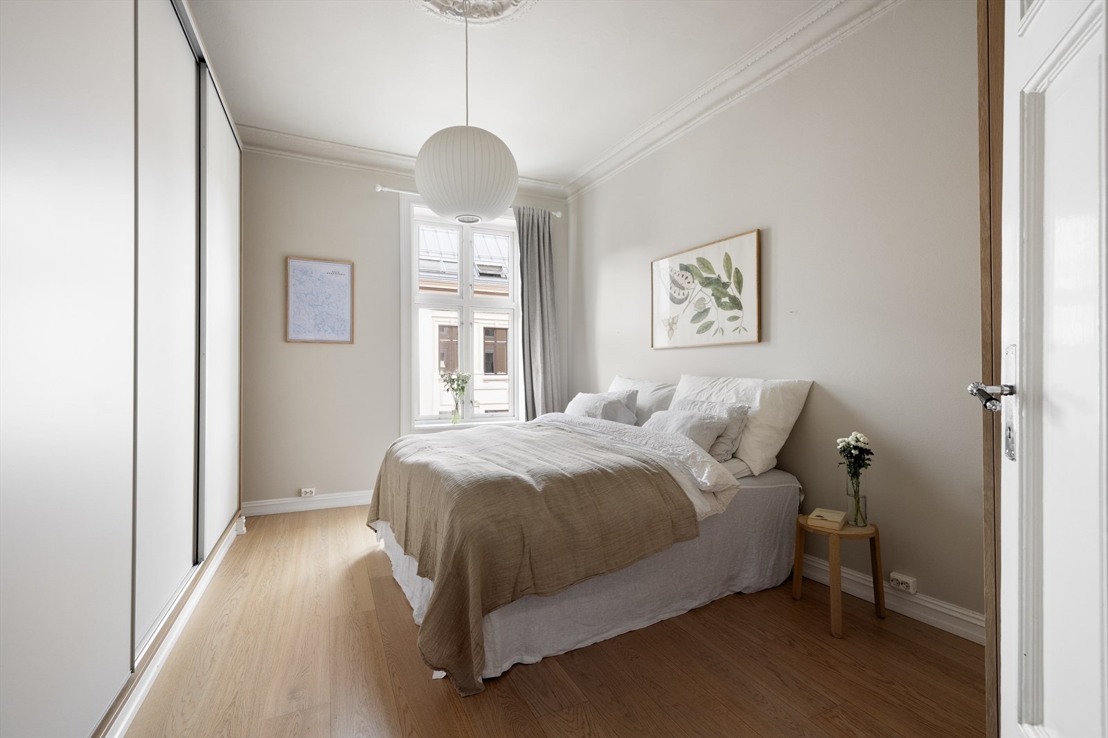 Hovedsoverommet er av meget god størrelse, og har plass til dobbeltseng med tilhørende møblement på hver side. Galleribilde