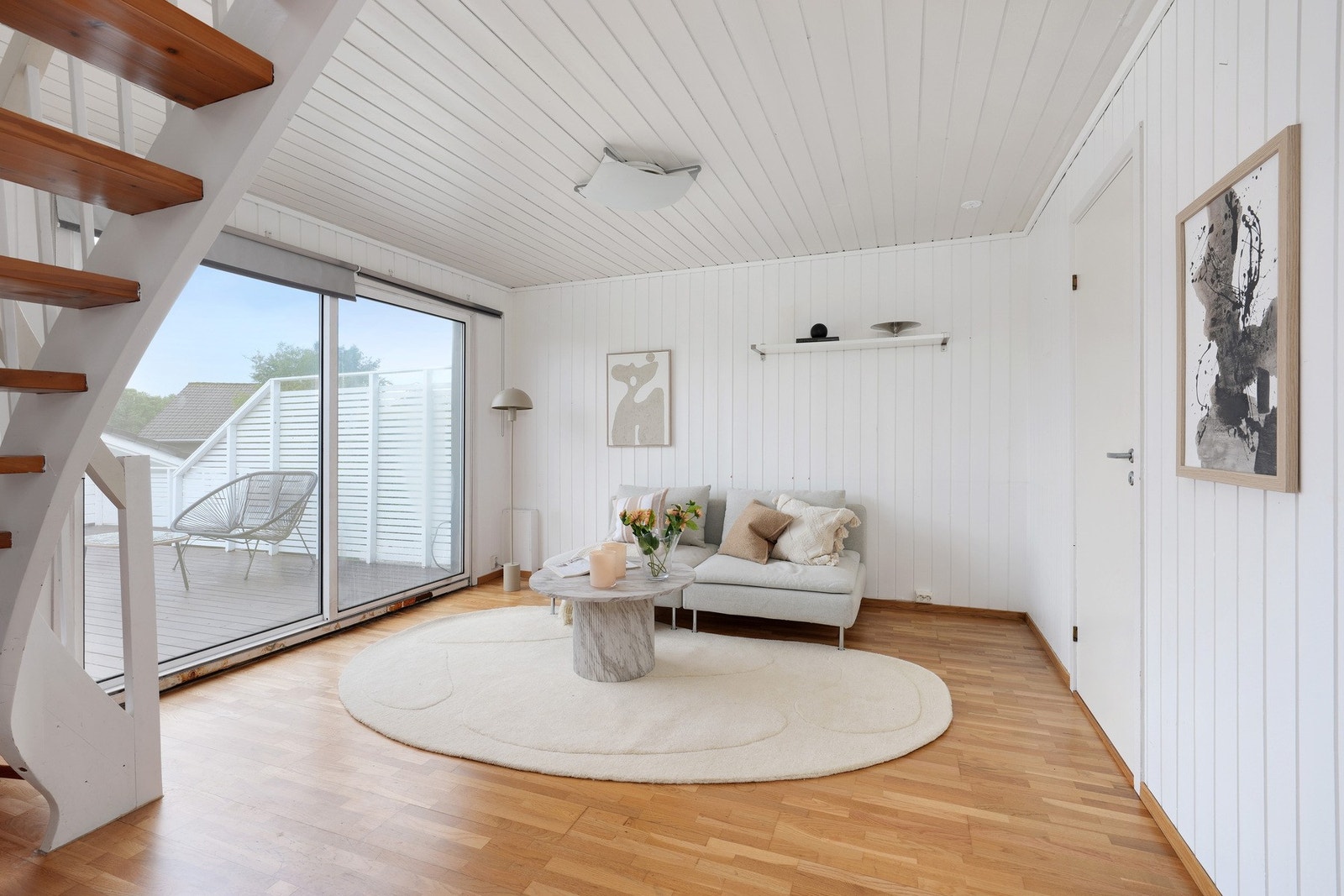 Kjellerstue med utgang til terrasse. Det er dør på toppen av trappen som gjør det enkelt å trekke seg litt tilbake her. Galleribilde