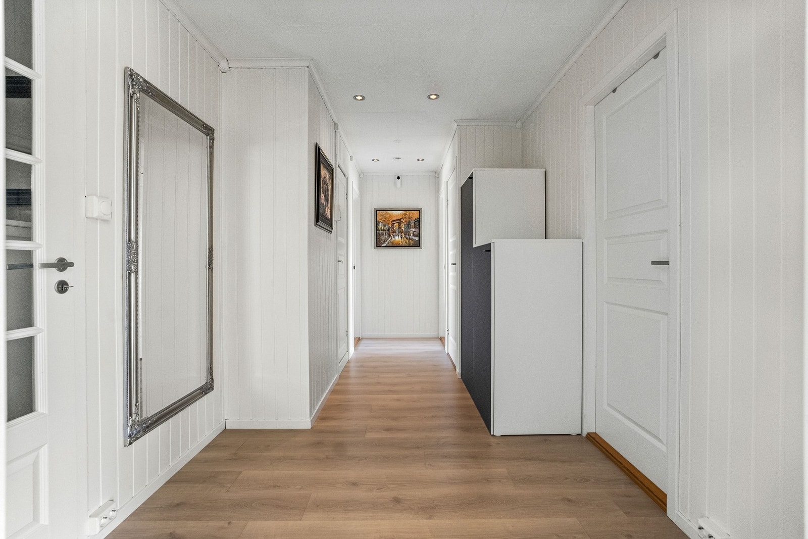 Romslig gang som tar deg videre innover i boligens øvrige oppholdsrom. Galleribilde