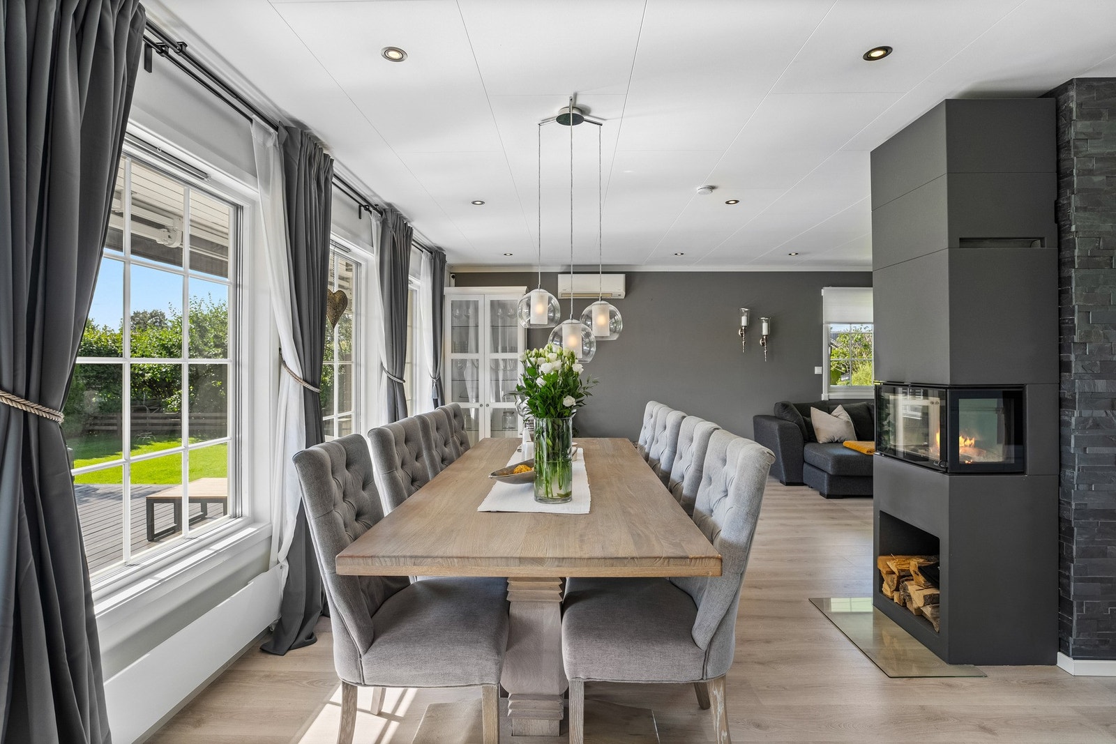 Her er det god plass til en romslig sofagruppe med tilhørende møblement og spisebord for hyggelige måltider med familie og venner. Galleribilde
