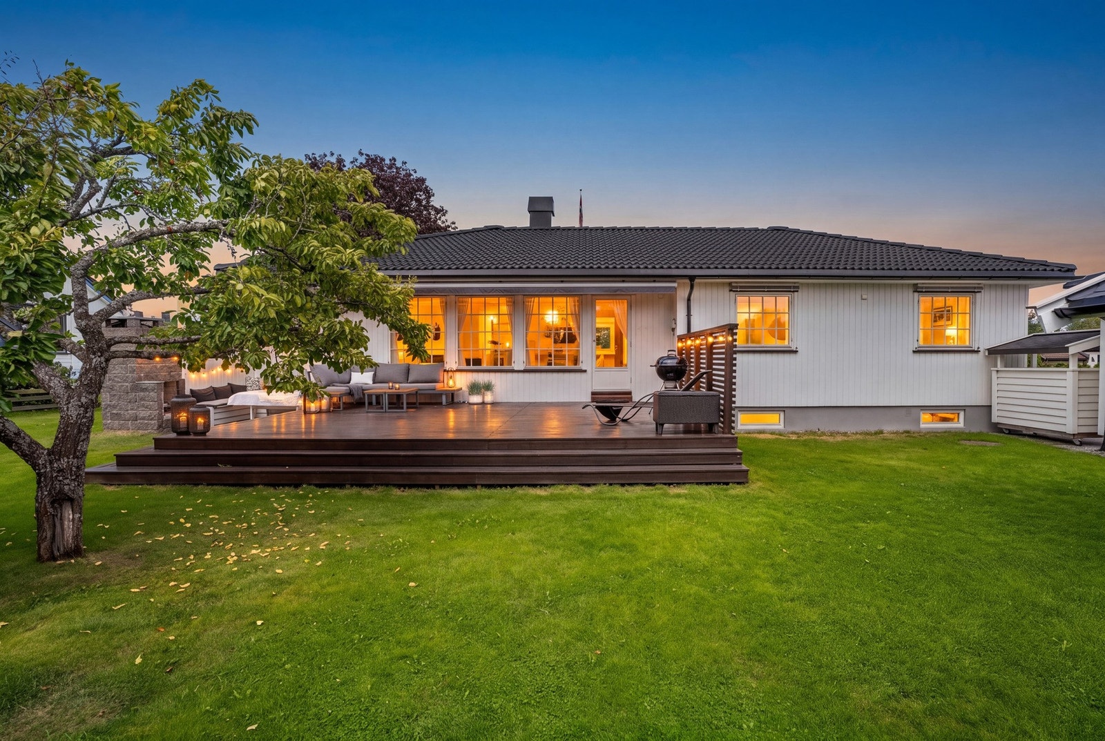 På eiendommen finnes også en hyggelig utepeis, og den store hagen gir rikelig med plass til lek, moro og utendørsaktiviteter for barna. Galleribilde