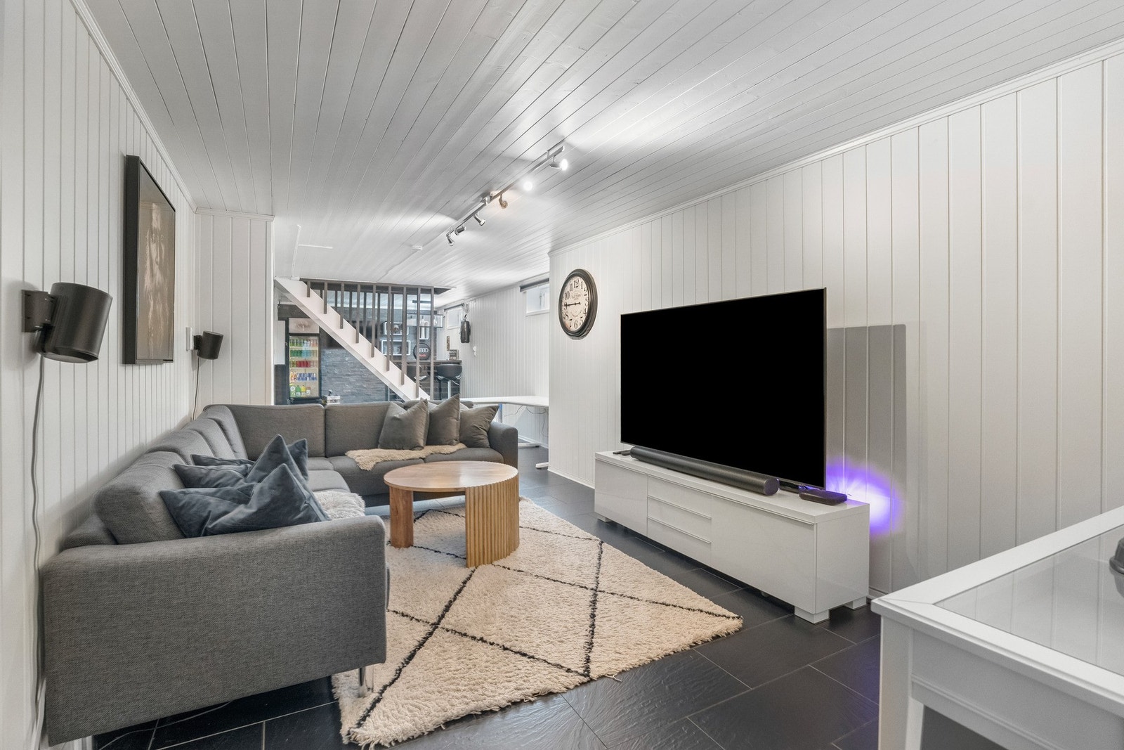 Romslig kjellerstue som gir boligen et ekstra oppholdsrom (ikke godkjent til varig opphold). Galleribilde