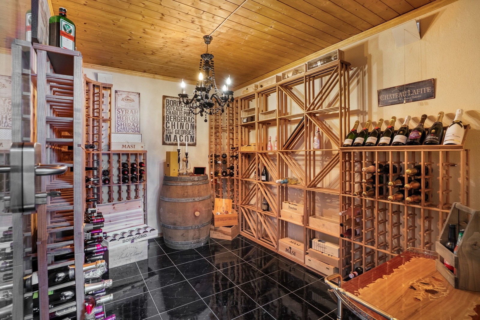 I tilknytning til kjellerstuen er det en bod som benyttes som vinrom, med god og stabil temperatur for oppbevaring av vin. Galleribilde