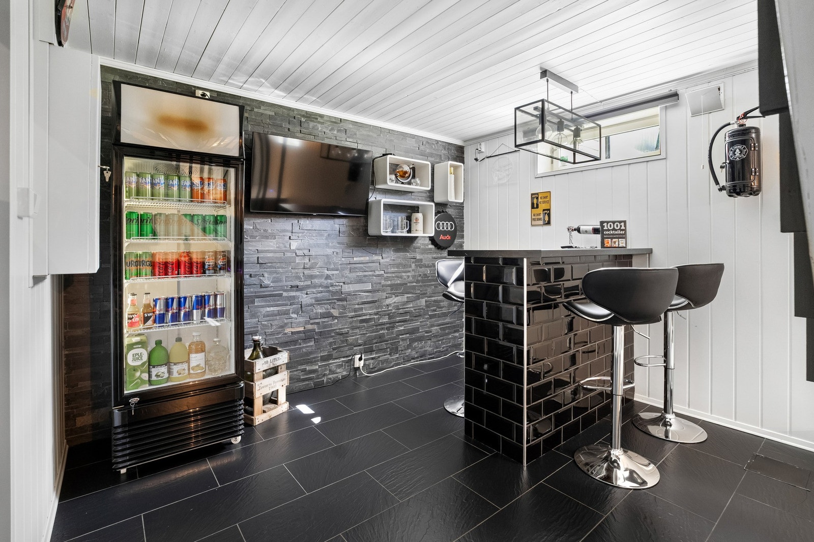 Deler av kjellerstuen har også en tilhørende bar (ikke godkjent til varig opphold). Galleribilde