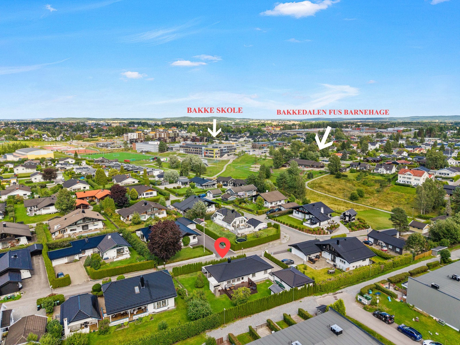 Det er intern gangvei til skole og barnehage, samt kort avstand til dagligvare, offentlig kommunikasjon og servicetilbud. Velkommen! Galleribilde