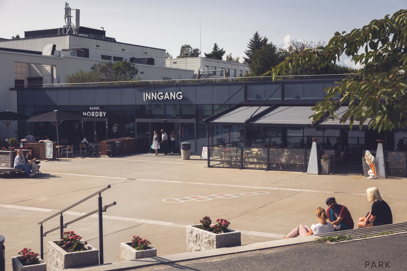 Tangen Nærsenter byr på et bredt utvalg av butikker, Meny, Vinmonopol, kaféer, apotek og helsetjenester. Galleribilde