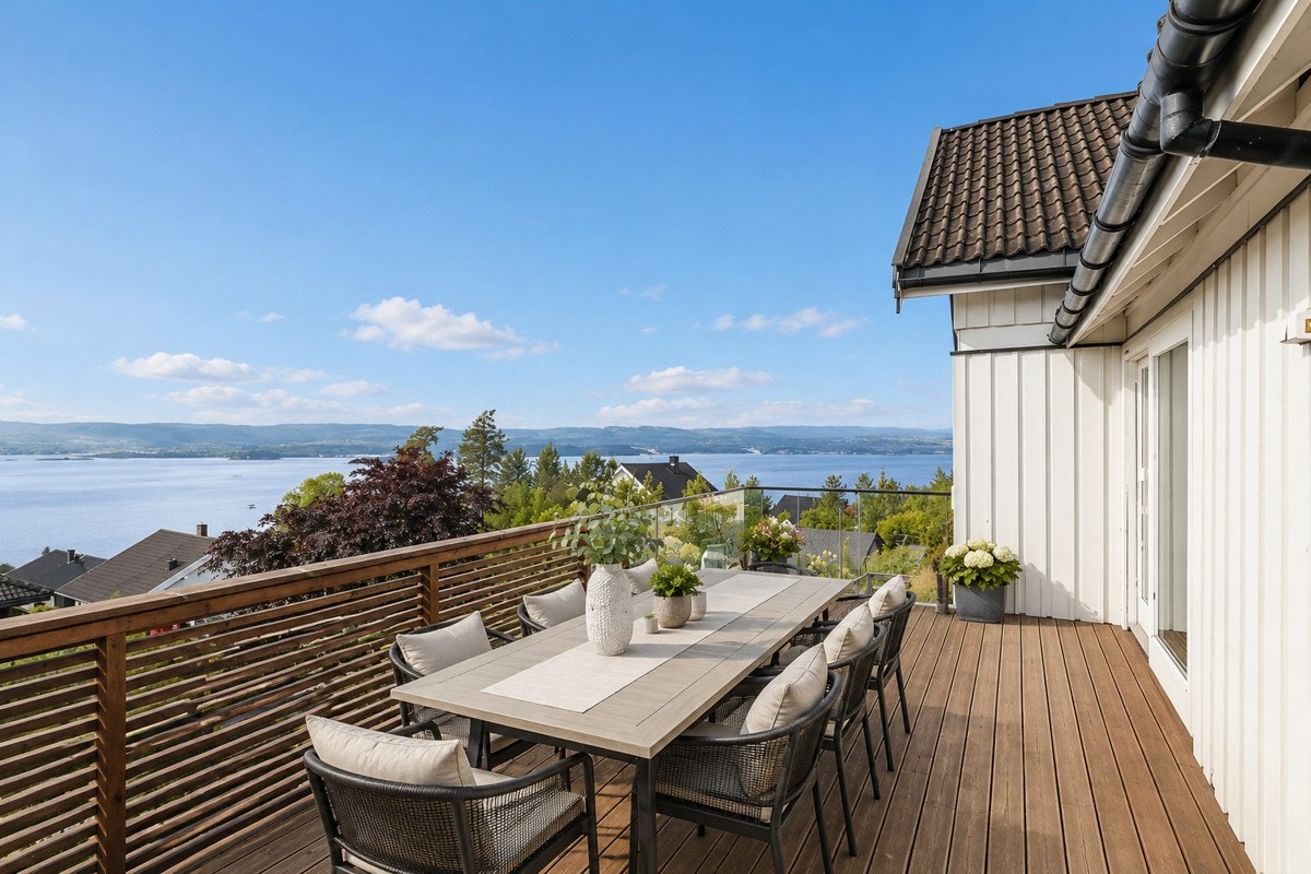 Vestvendt balkong som blir en forlengelse av stuen i vår- og sommermånedene. Galleribilde
