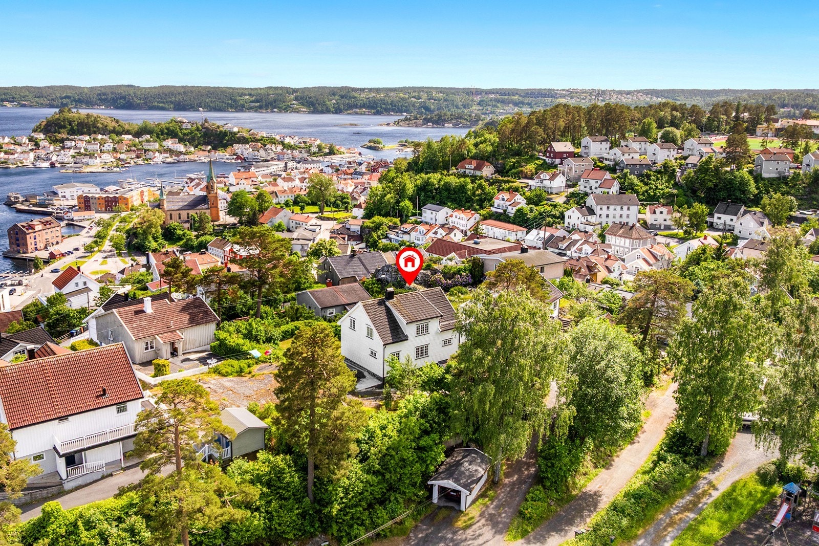 Eiendommen har adkomst via offentlig vei til egen tomt med gode parkeringsmuligheter og frittstående garasje. Galleribilde