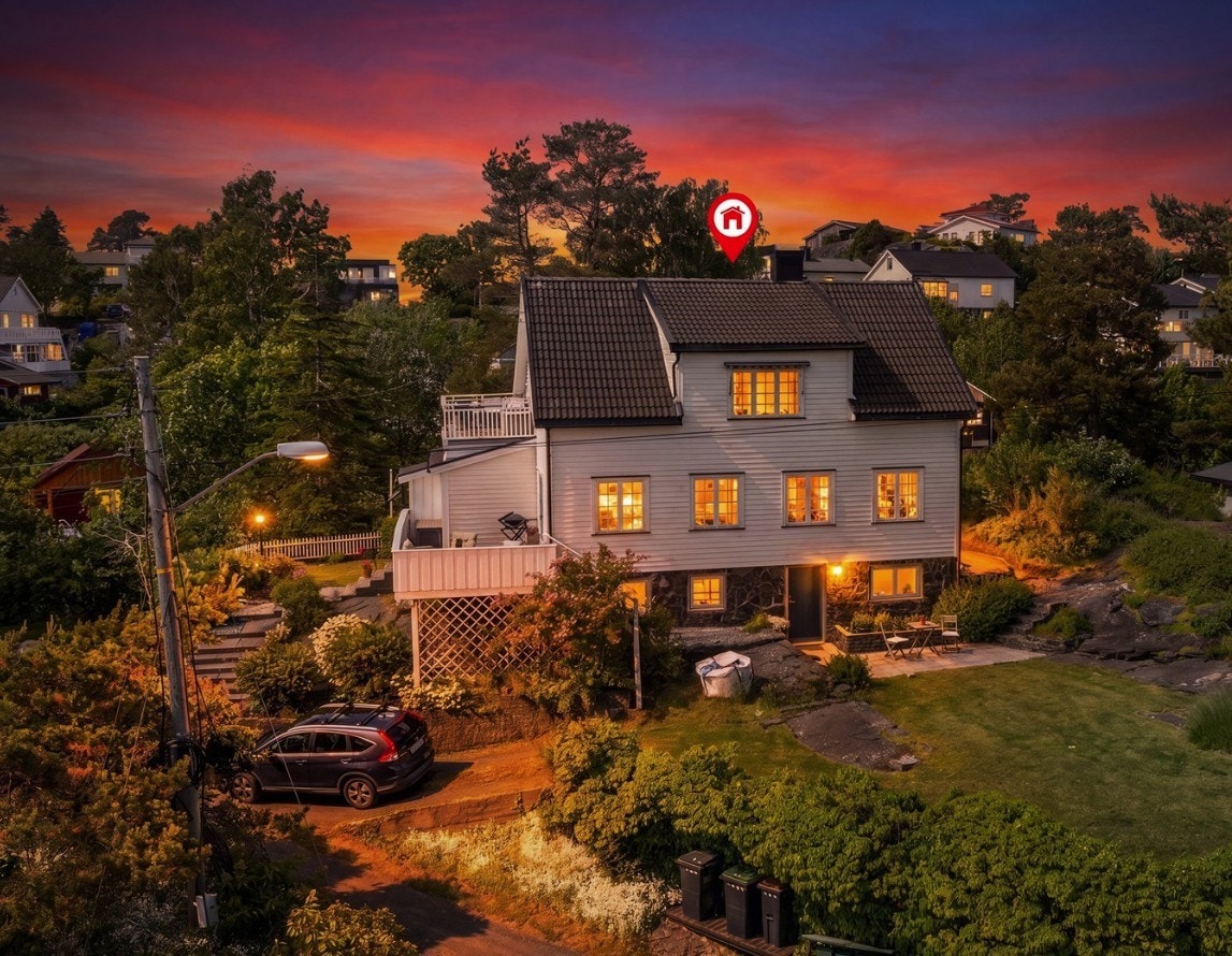 Eiendommen har parkeringsmulighet på egen tomt samt frittstående garasje. Det er plass til to bilder ved garasjen! Galleribilde