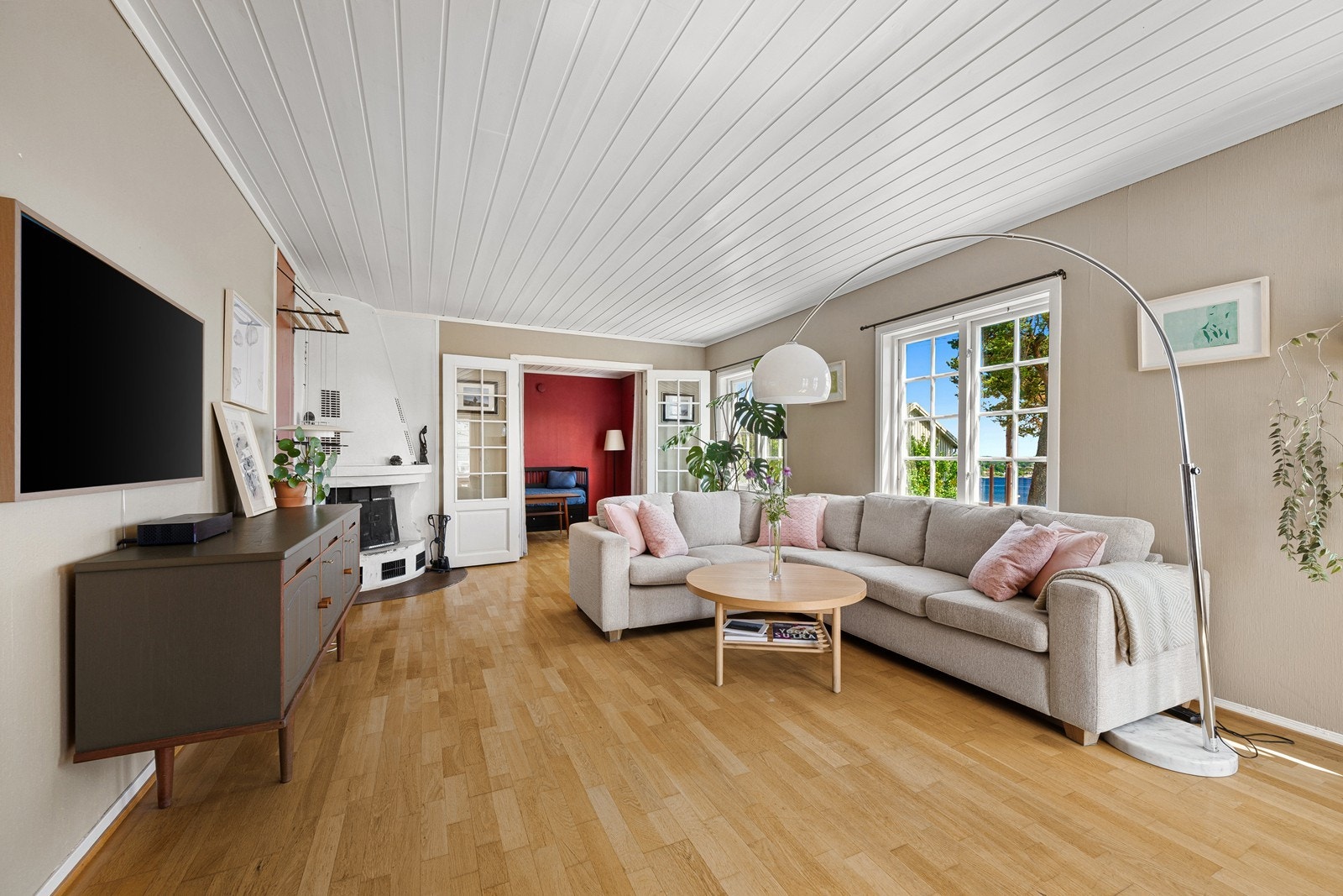 Hovedetasjen består av entré og hall med trapp til øvrige etasjer. Det er også to stuer. Galleribilde