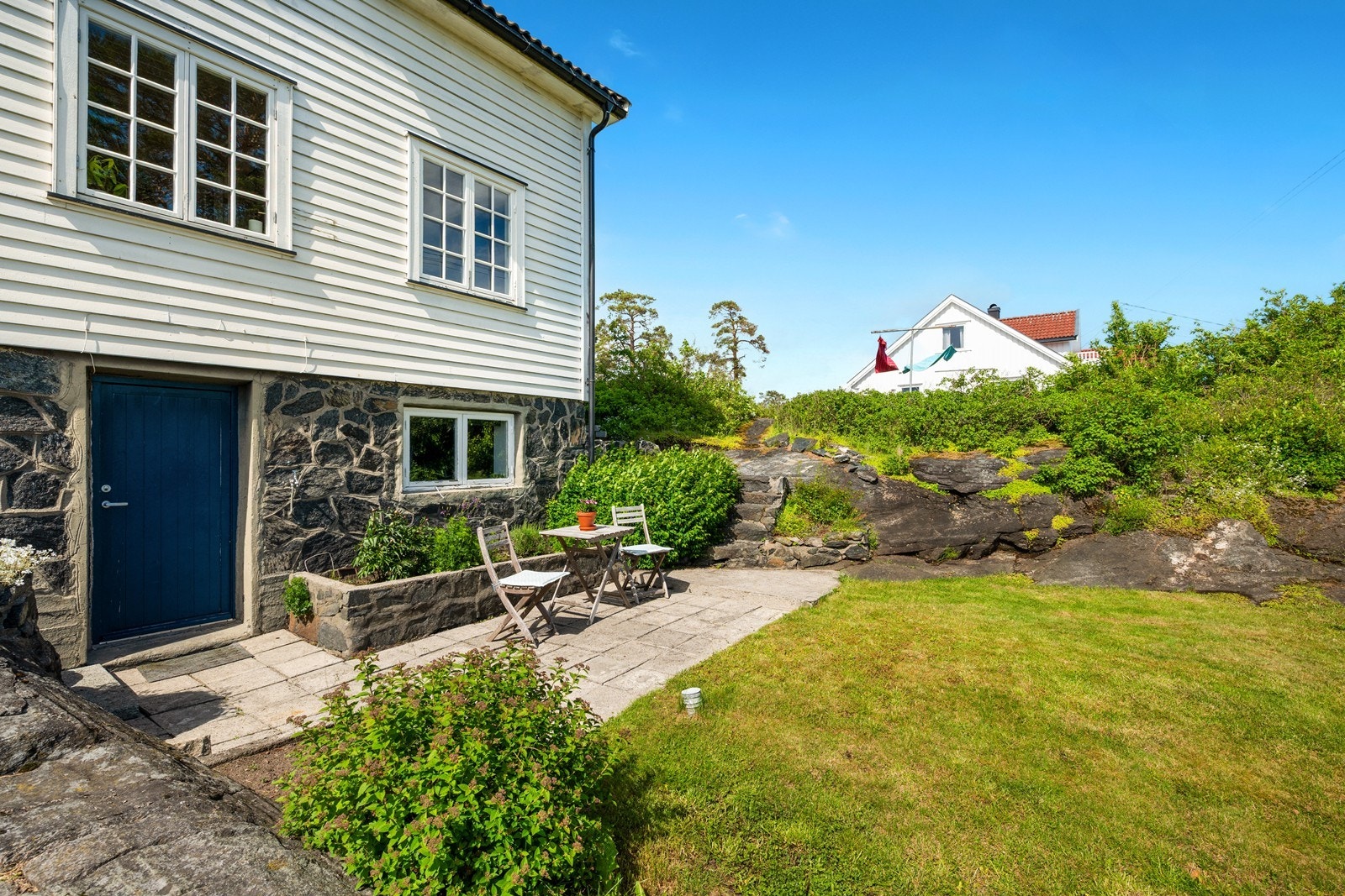 Nydelig uteområde med stor hage, gode solforhold og fantastisk utsikt. Galleribilde