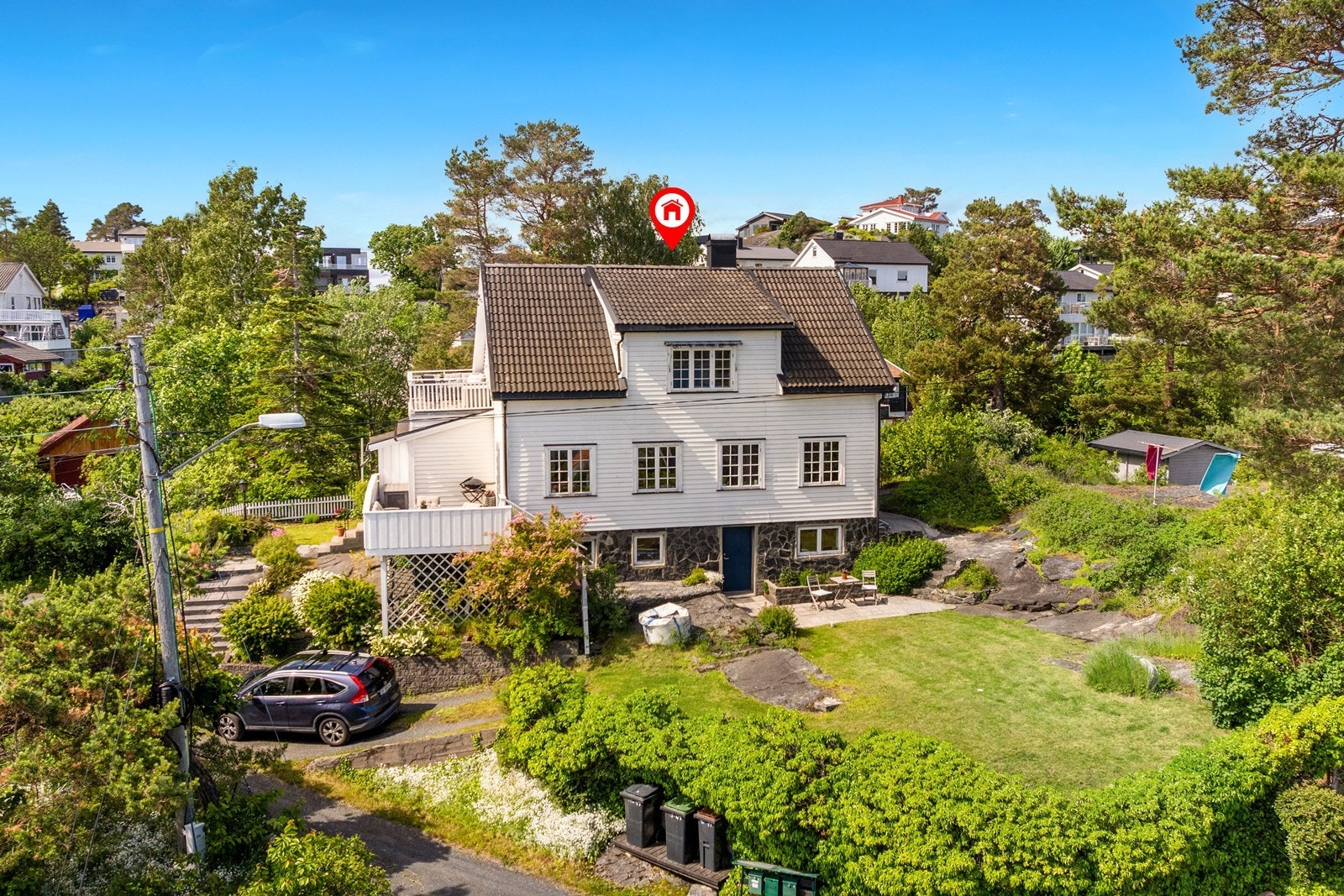 Velkommen til Bekkedalsveien 43 - Romslig enebolig over tre plan med en fantastisk utsikt og en usjenert hage med gode solforhold og privat atmosfære. Galleribilde