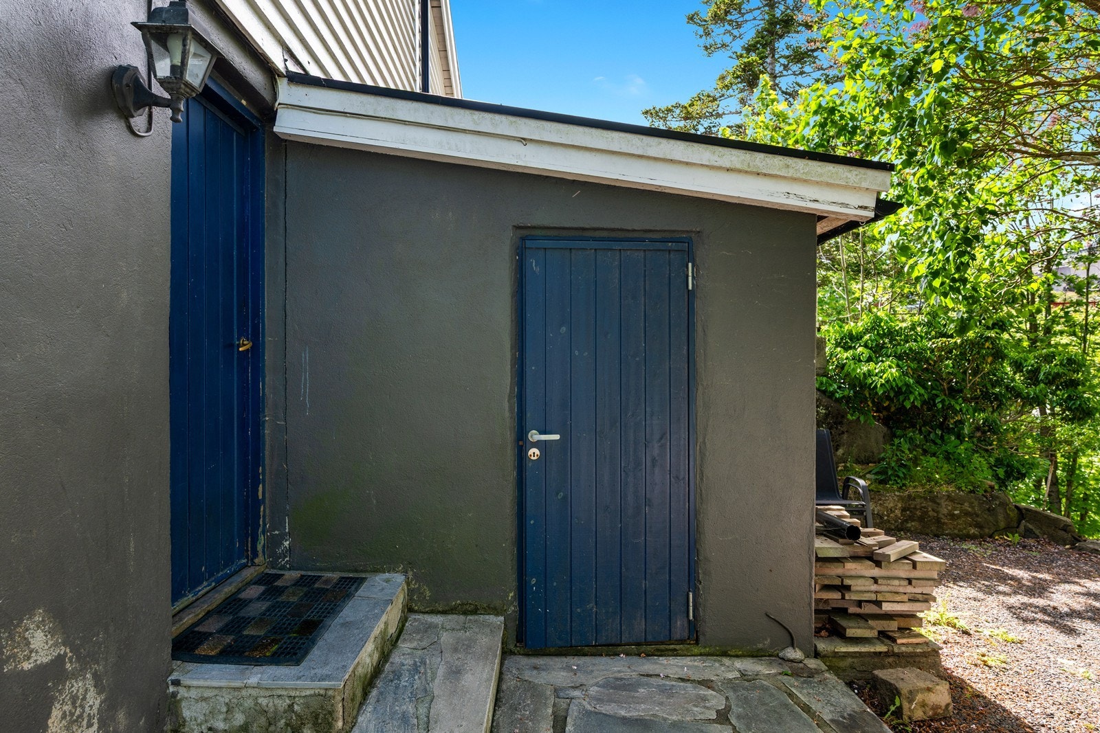 Det er etablert utvendig bod bak huset. Galleribilde