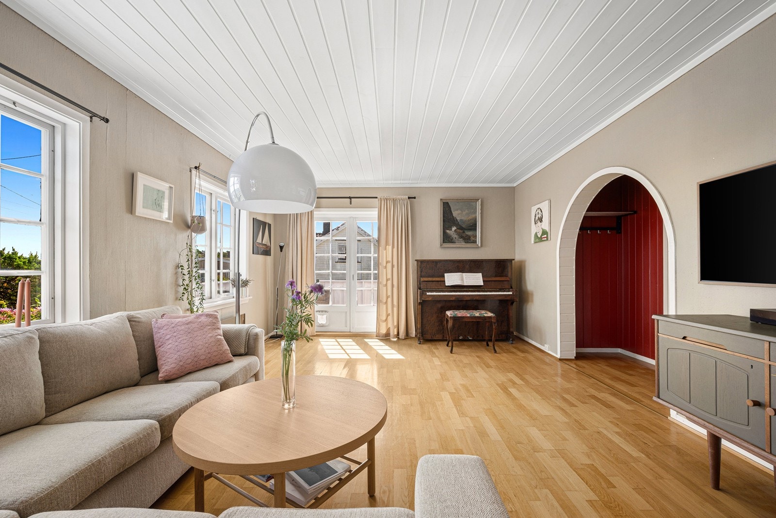 Fra stuen er det utgang til solrik og stor terrasse. Galleribilde