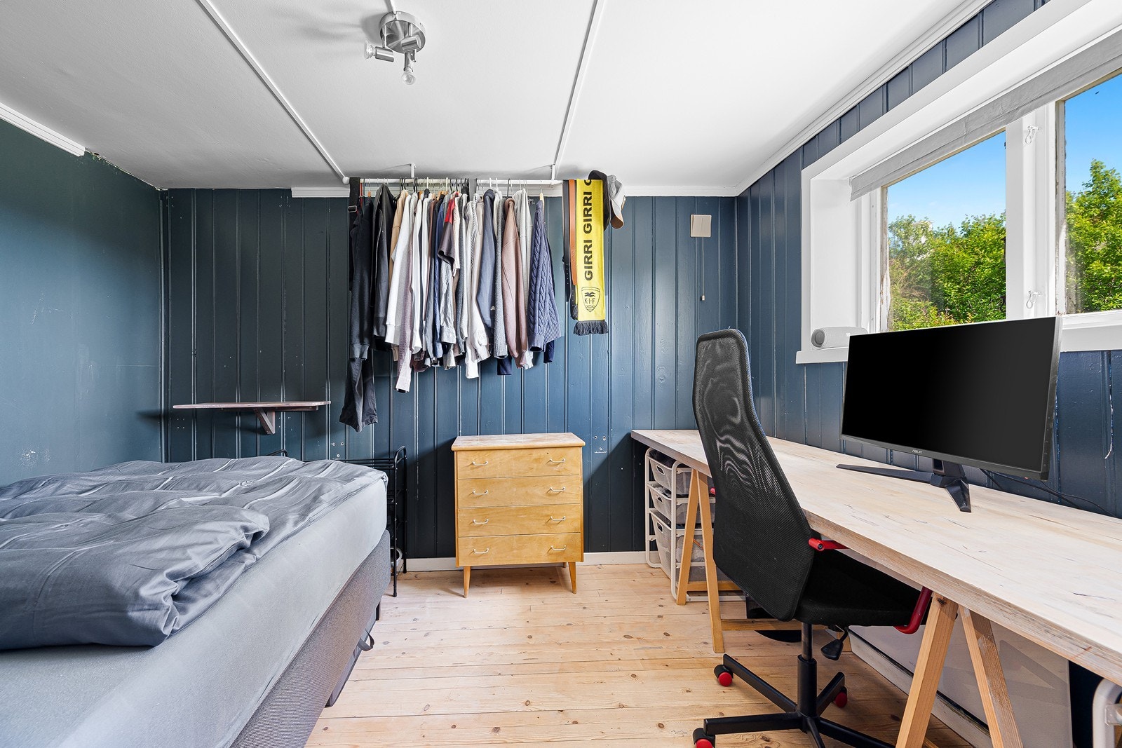 I kjelleren er det flere gode rom til oppbevaring. Denne kan ses på visning. Det er etablert et soverom, men dette er ikke godkjent for varig opphold, se pkt. ferdigattest. Galleribilde