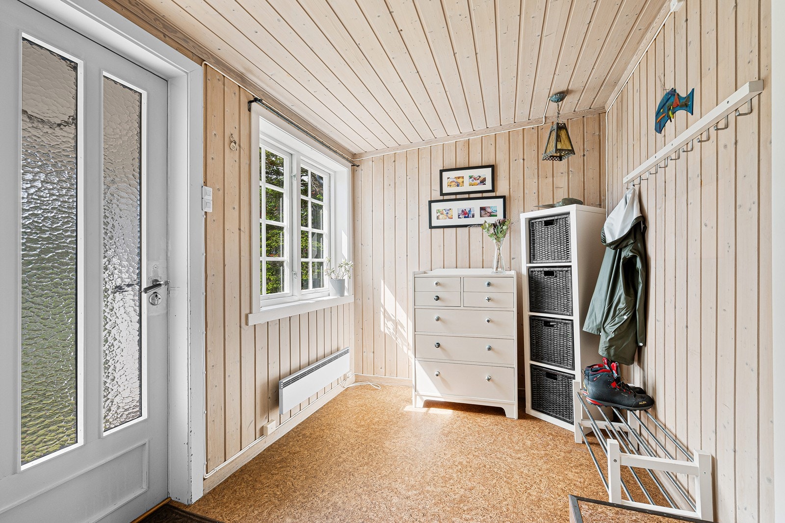 Boligen går over tre etasjer og har en funksjonell planløsning med gode oppholdsrom og rikelig med lagringsplass. Galleribilde