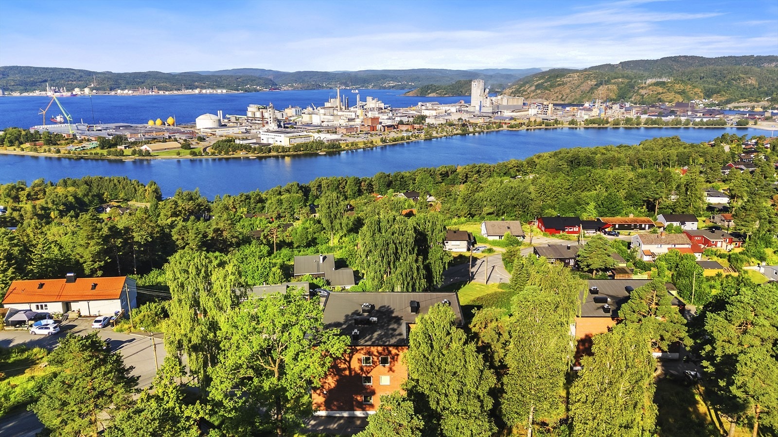 Borettslaget har felles parkeringsplass og elbilladere Galleribilde
