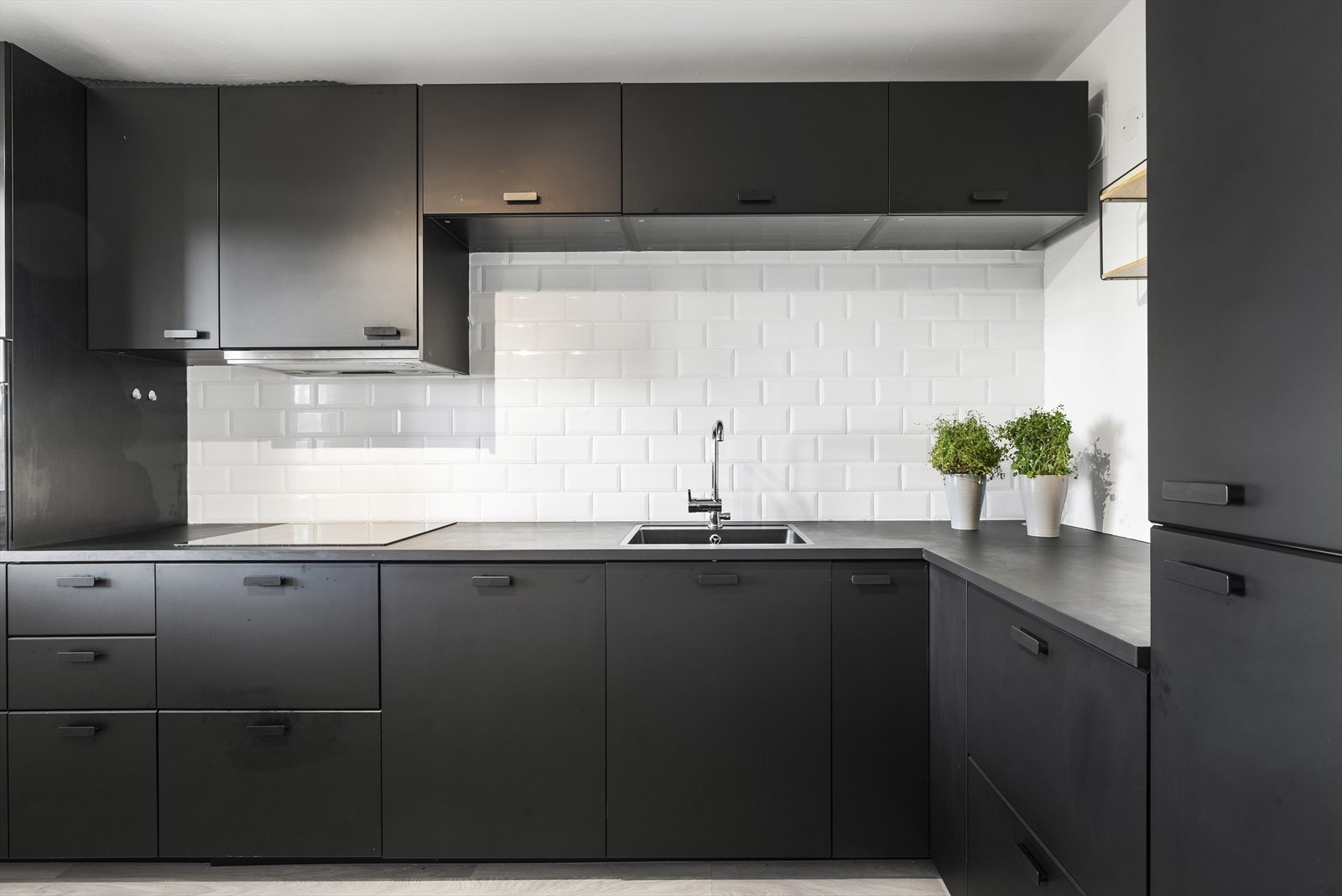 Kjøkkenet har moderne IKEA kjøkkeninnredning med slette fronter og benkeplate i laminat Galleribilde