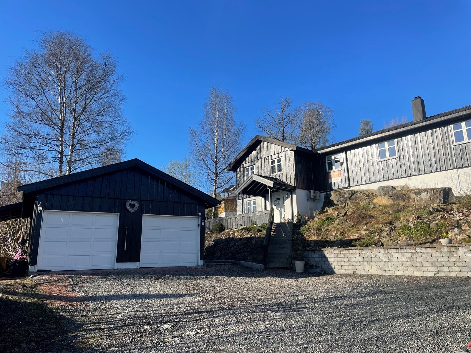Romslig gårdsplass og dobbelgarasje. Galleribilde