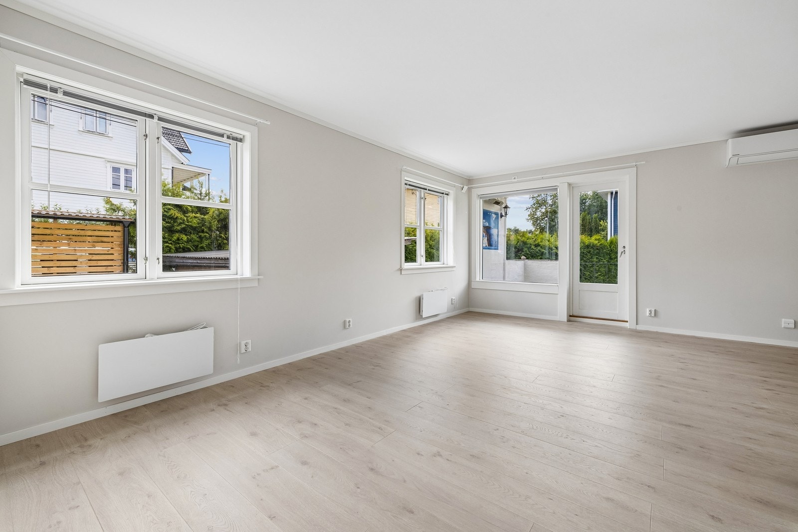 Stue med utgang til terrasse og hage. Galleribilde