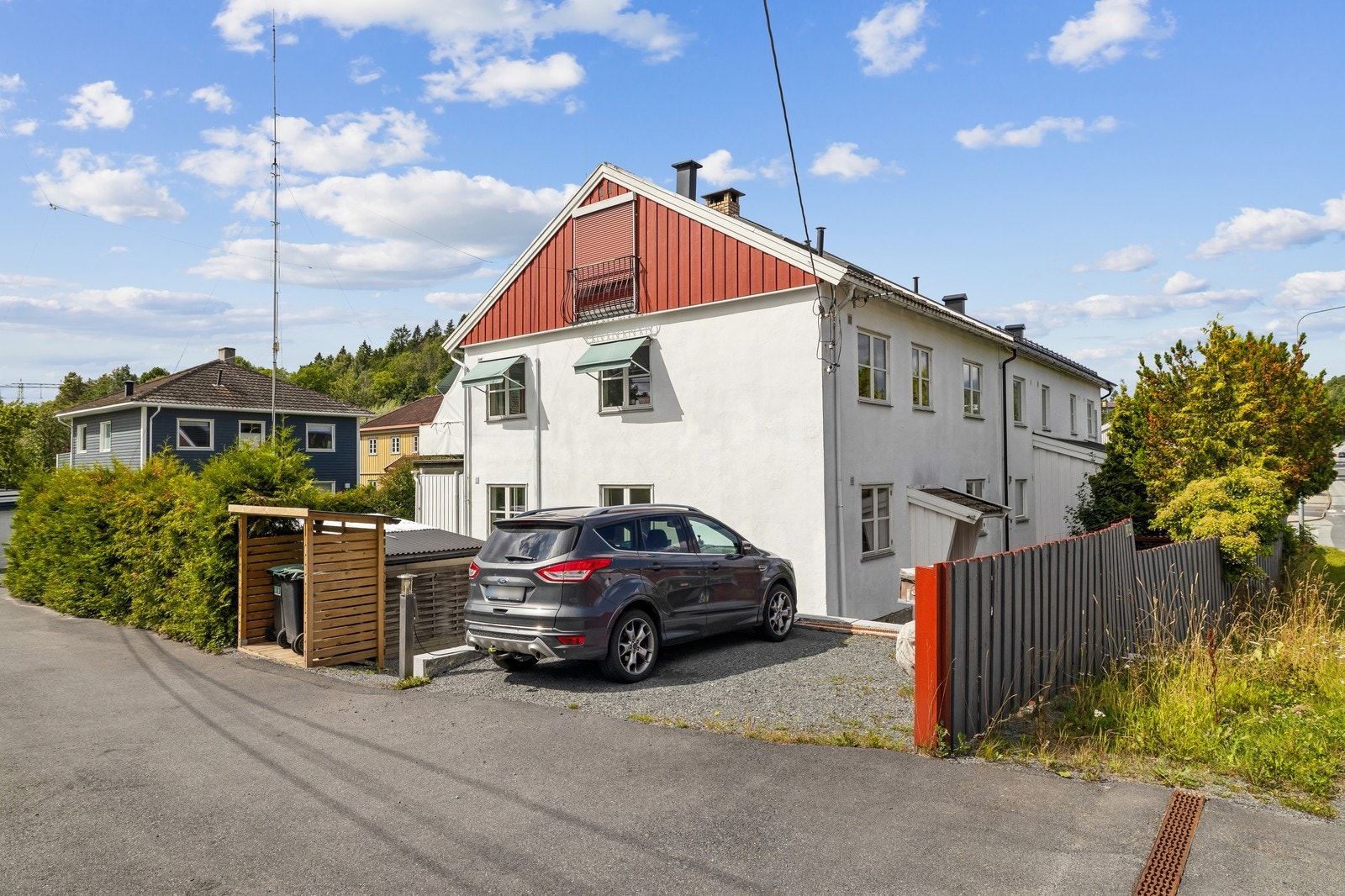 Leietaker disponerer en biloppstillingsplass med lader. Galleribilde